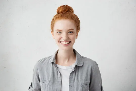 用户在手机上使用米兰体育APP